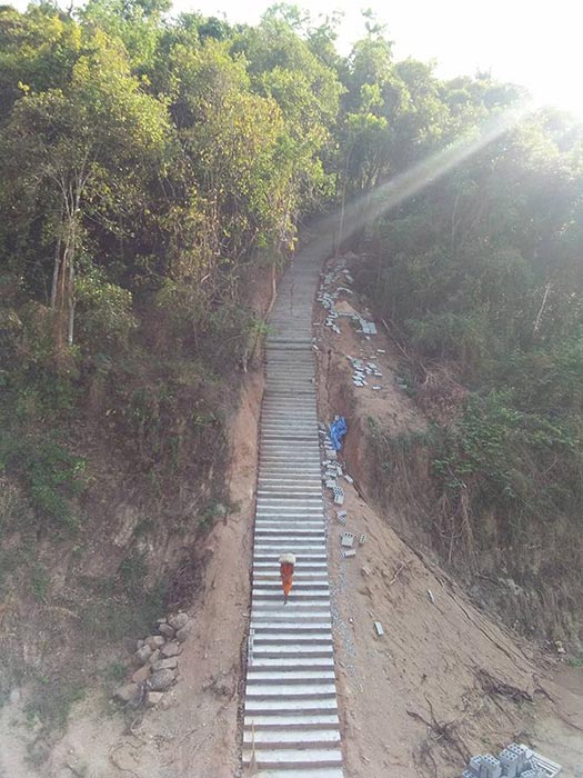 พระสงฆ์แบกปูน