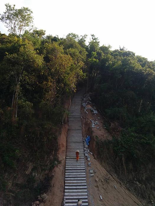 พระสงฆ์แบกปูน