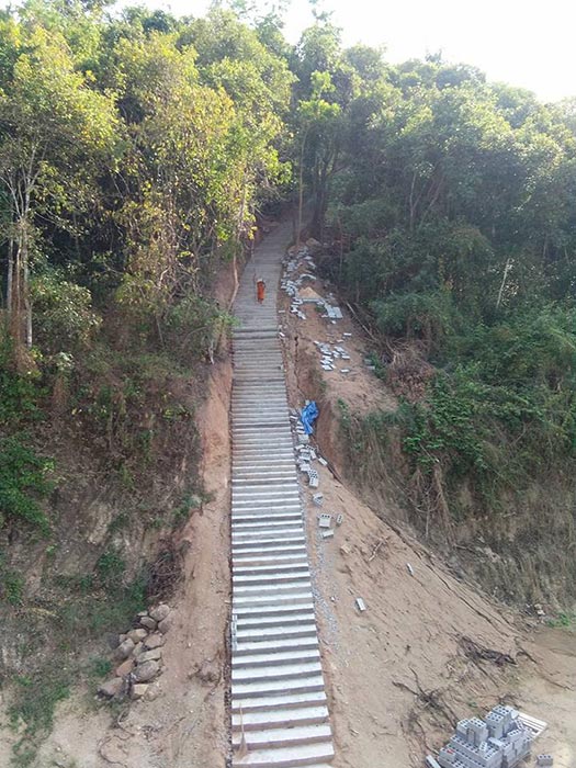 พระสงฆ์แบกปูน