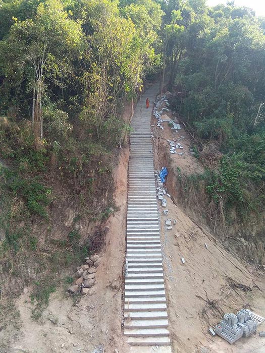 พระสงฆ์แบกปูน