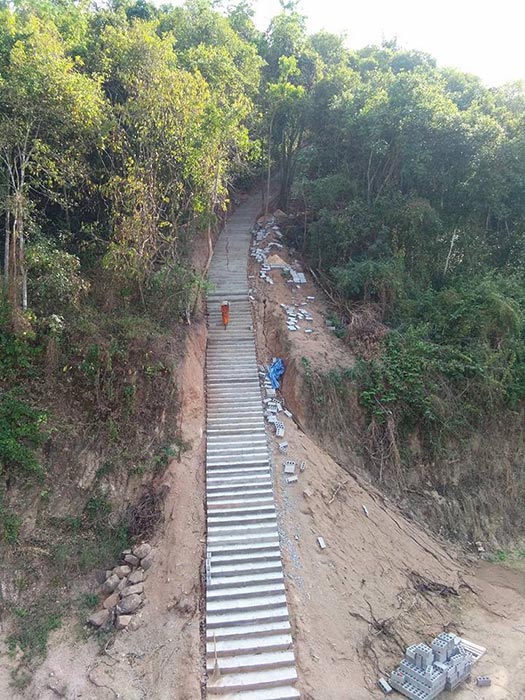 พระสงฆ์แบกปูน