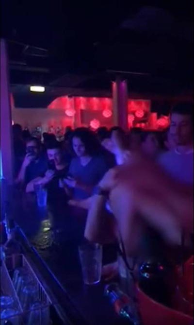 สาวเต้นเปลือย