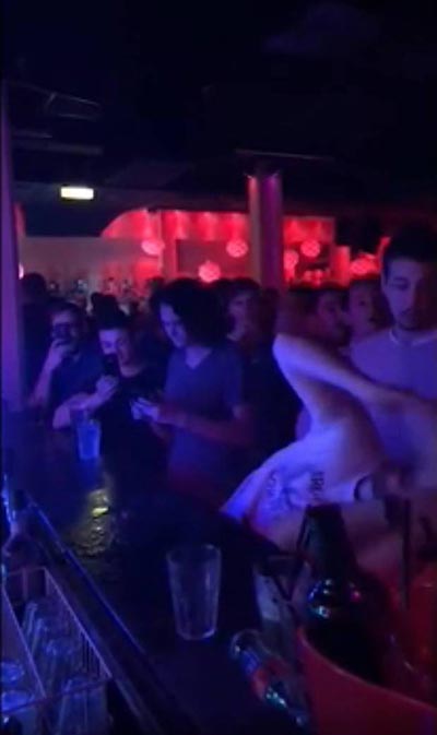 สาวเต้นเปลือย