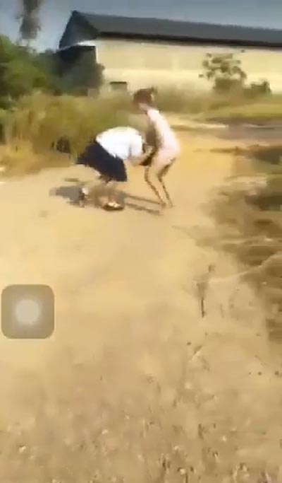 นักเรียนตบกัน