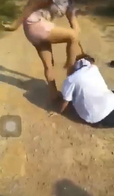 นักเรียนตบกัน