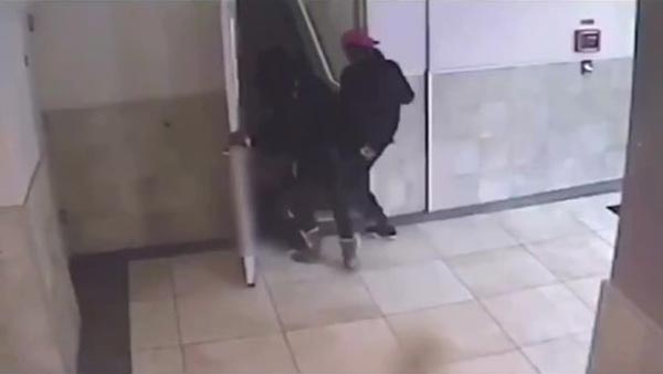 กระทืบผู้หญิงท้อง