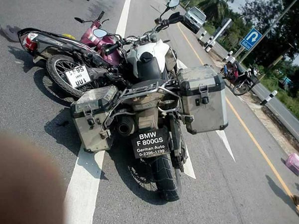 บิ๊กไบค์ชนมอเตอร์ไซค์