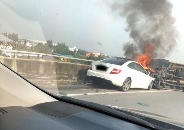 รถเก๋งชนรถตู้