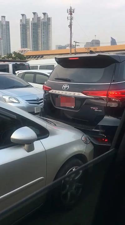 ถอยรถชน