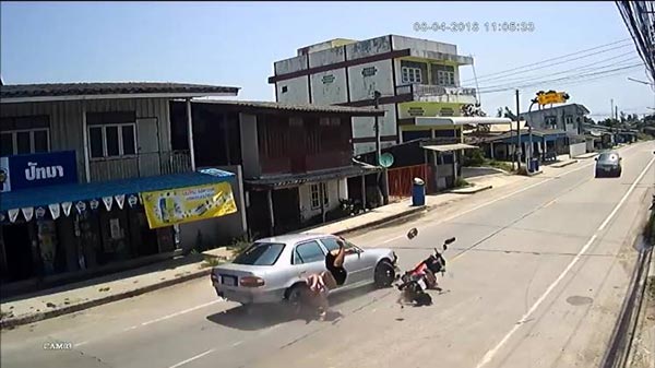 เก๋งชนมอเตอร์ไซค์