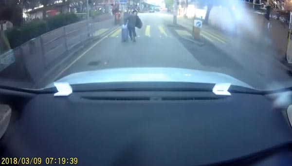 วิ่งตัดหน้ารถ