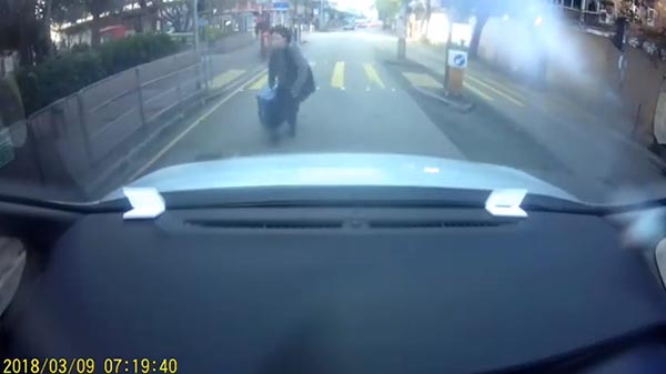 วิ่งตัดหน้ารถ