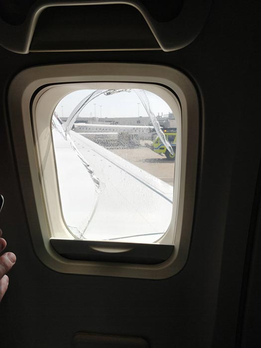 กระจกเครื่องบินแตก