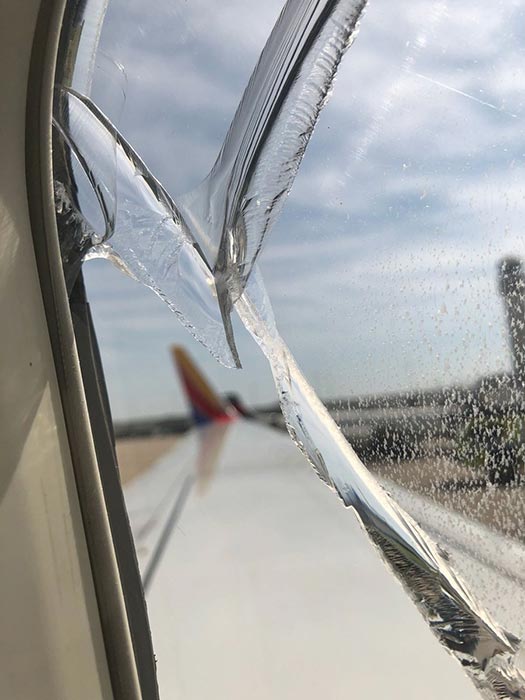 กระจกเครื่องบินแตก