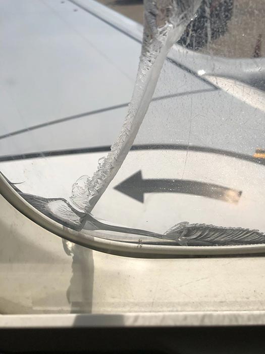 กระจกเครื่องบินแตก