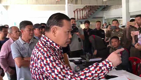 สันธนะ ประยูรรัตน์