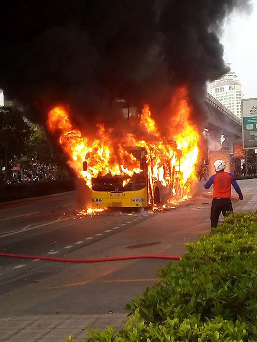 ไฟไหม้รถเมล์