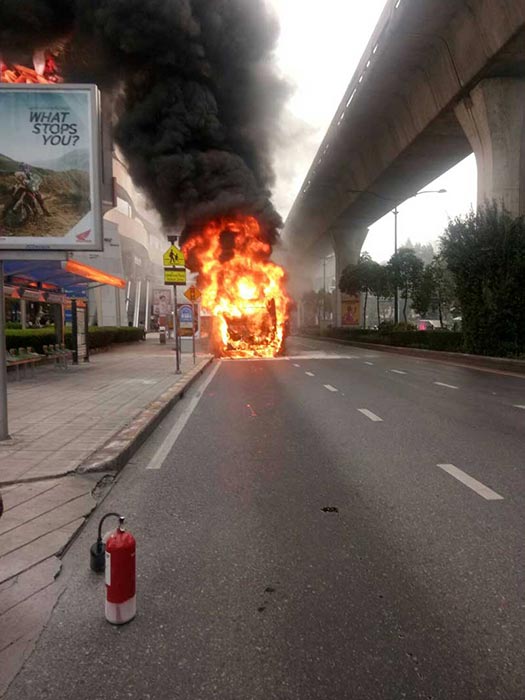 ไฟไหม้รถเมล์