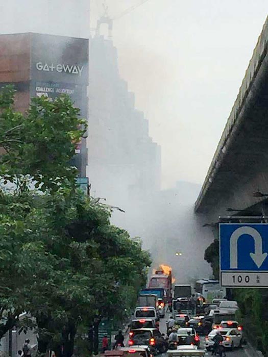 ไฟไหม้รถเมล์