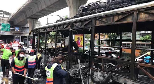 ไฟไหม้รถเมล์