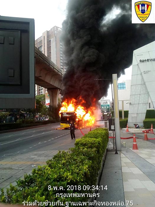 ไฟไหม้รถเมล์