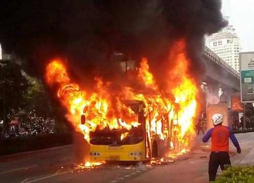 ไฟไหม้รถเมล์