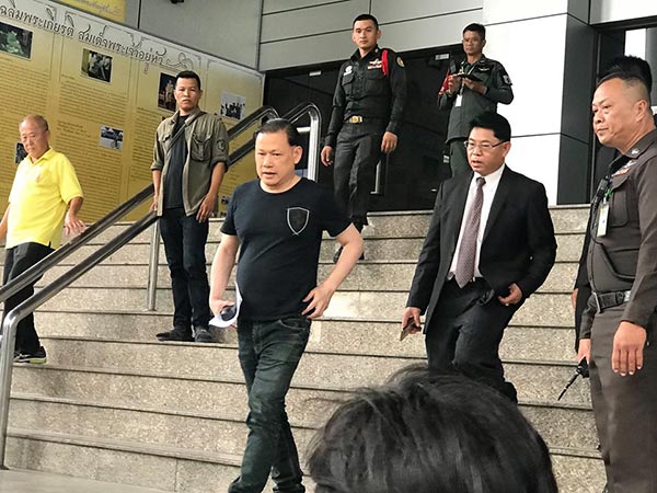 สันธนะ ประยูรรัตน์