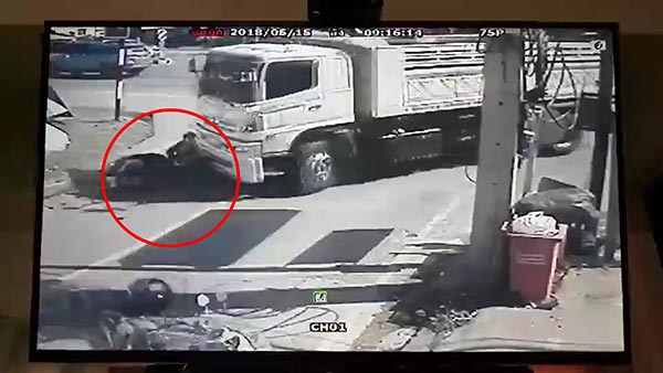 สิบล้อทับคน