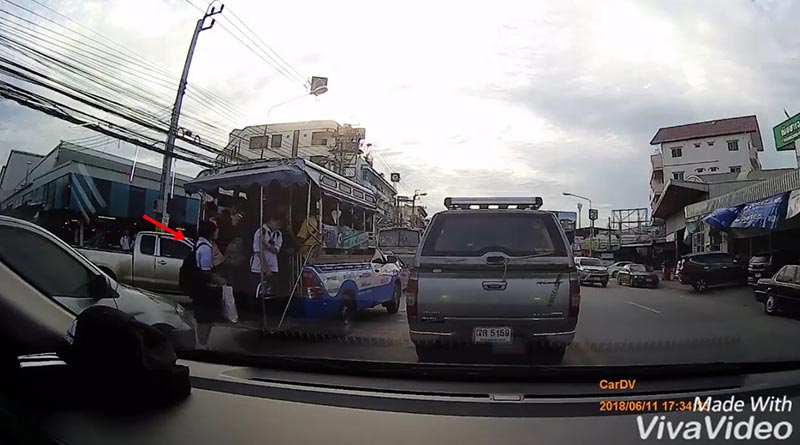 นักเรียนหญิงตกรถ