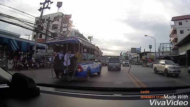 นักเรียนหญิงตกรถ