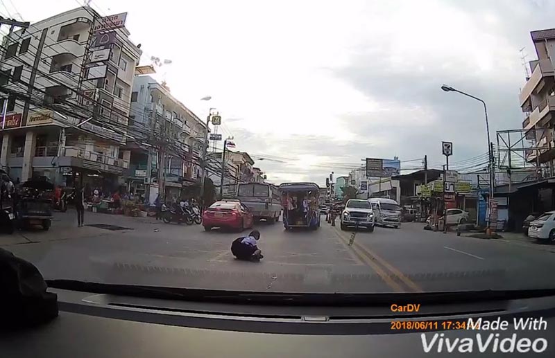 นักเรียนหญิงตกรถ