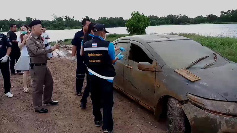 รถเก๋งจมน้ำ