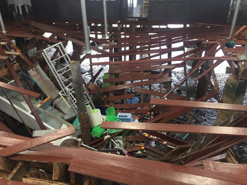 พื้นไม้ถล่ม