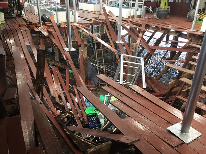 พื้นไม้ถล่ม