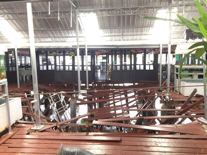 พื้นไม้ถล่ม