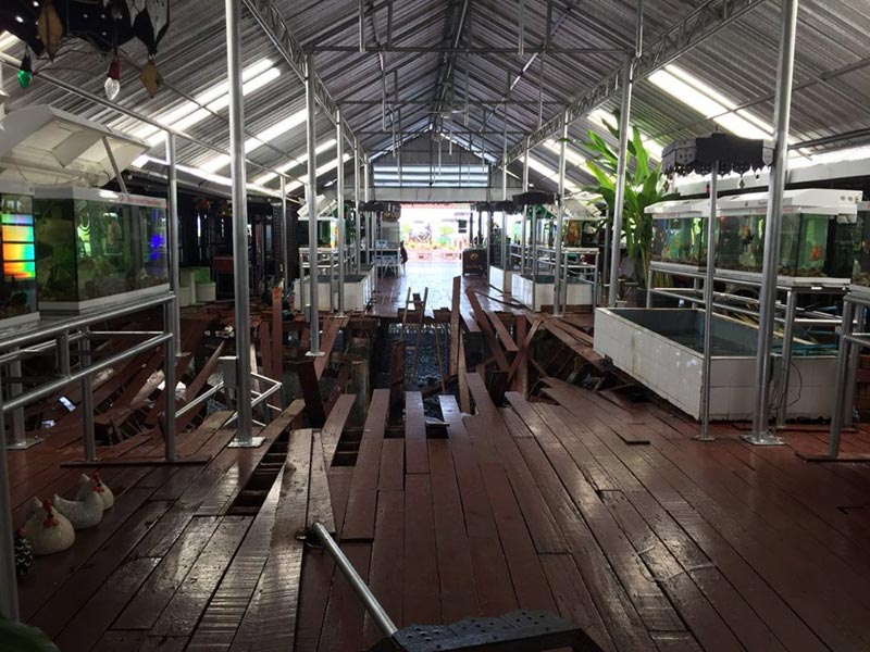 พื้นไม้ถล่ม