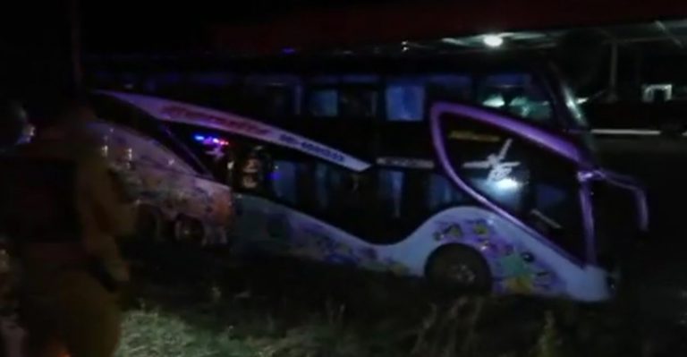 รถทัวร์แหกโค้ง