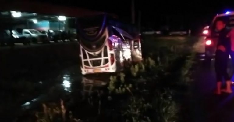 รถทัวร์แหกโค้ง