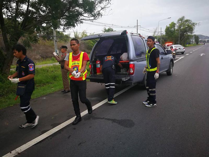 รถชนต้นไม้