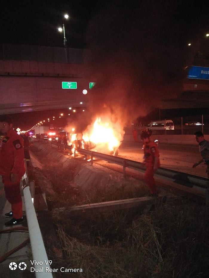 ไฟไหม้รถตู้