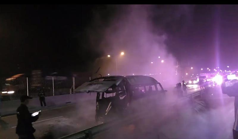 ไฟไหม้รถตู้