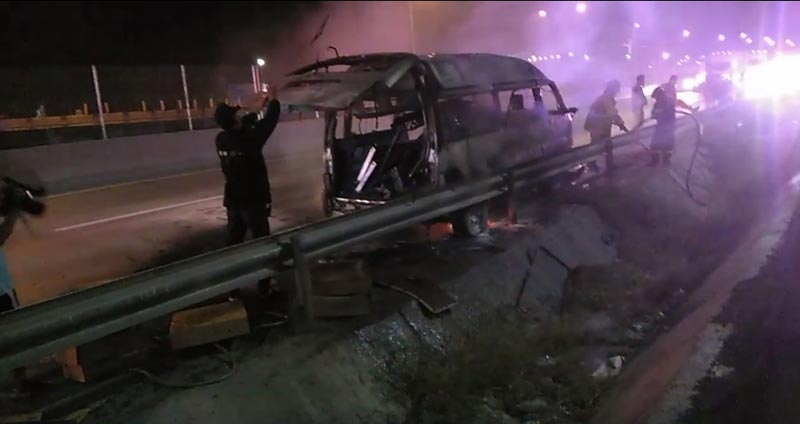 ไฟไหม้รถตู้