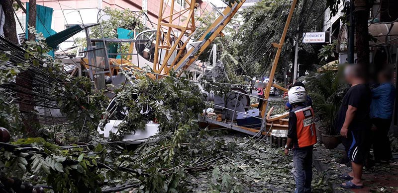 เครนล้มทับเสาไฟฟ้า