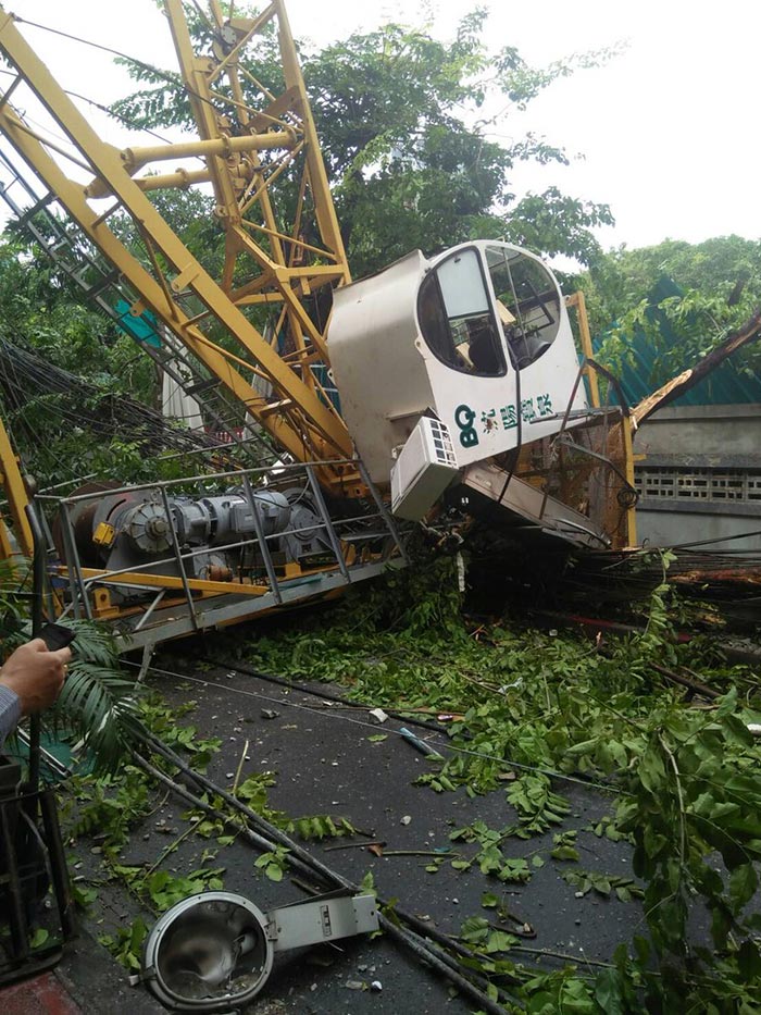 เครนล้มทับเสาไฟฟ้า