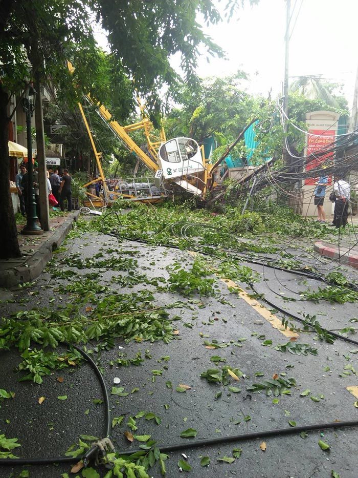 เครนล้มทับเสาไฟฟ้า