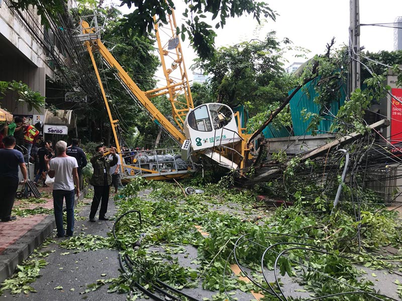 เครนล้มทับเสาไฟฟ้า