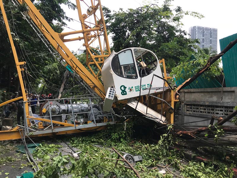เครนล้มทับเสาไฟฟ้า