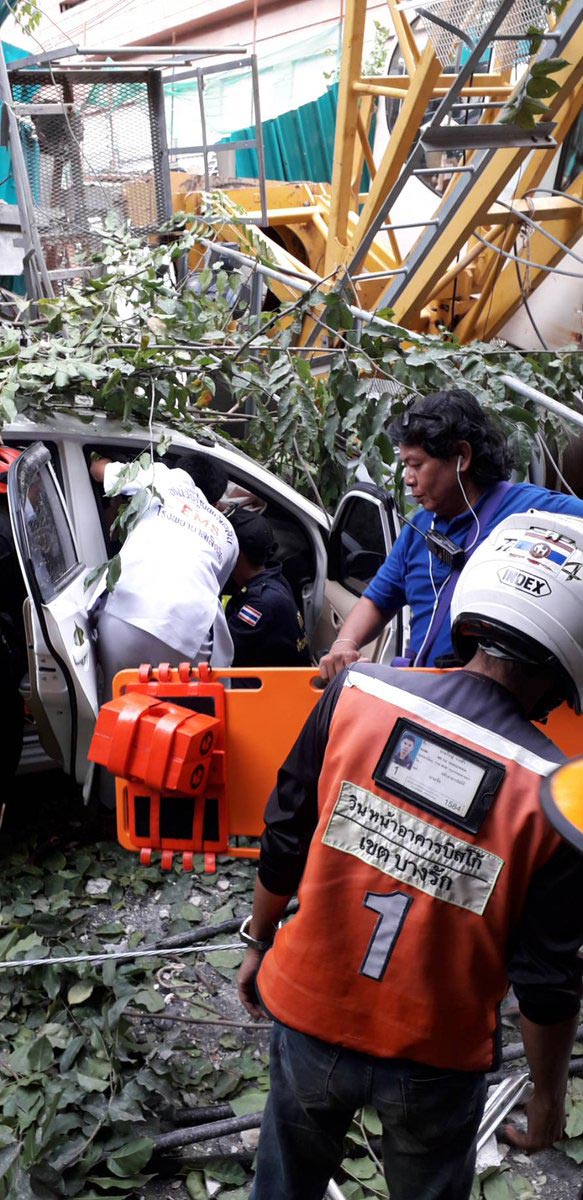 เครนล้มทับเสาไฟฟ้า