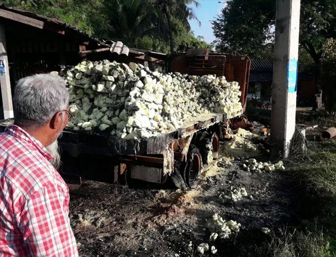 รถบรรทุกแหกโค้ง