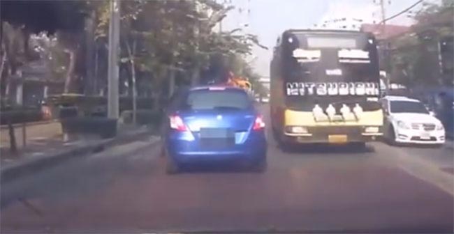 ขับรถกินเลน